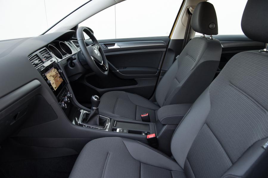 Интерьер Volkswagen Golf TDI 5-Door 2017 года  (UK) (фото 16 из 30)